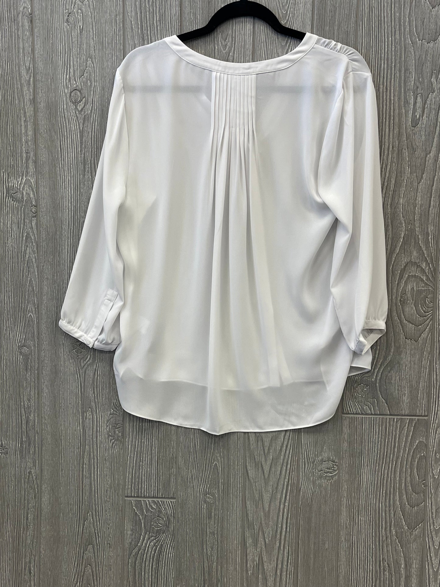 Top Long Sleeve By Clothes Mentor In White, Size: M