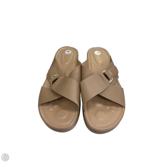 Sandals Flats By Clothes Mentor In Beige, Size: 10