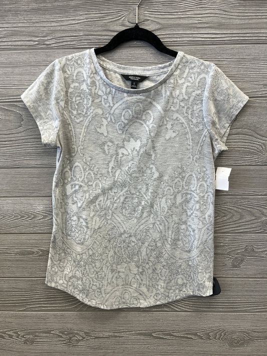 Top Short Sleeve By Simply Vera In Grey, Size: S