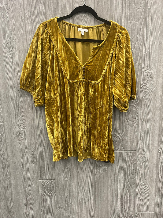 Top Short Sleeve By Maurices In Yellow, Size: Xxl