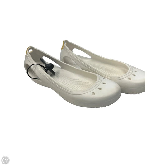 Shoes Flats By Crocs In White, Size: 7