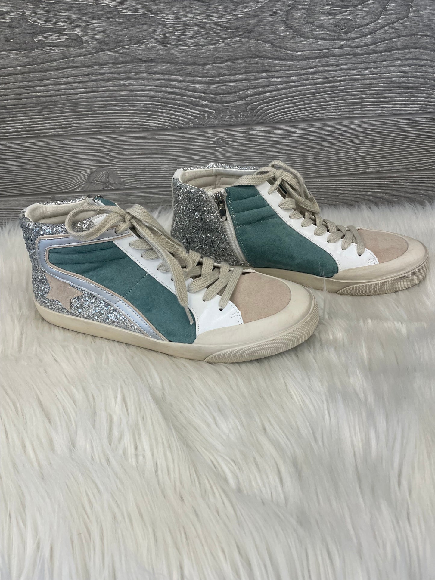 Shoes Sneakers By Clothes Mentor  Size: 8.5