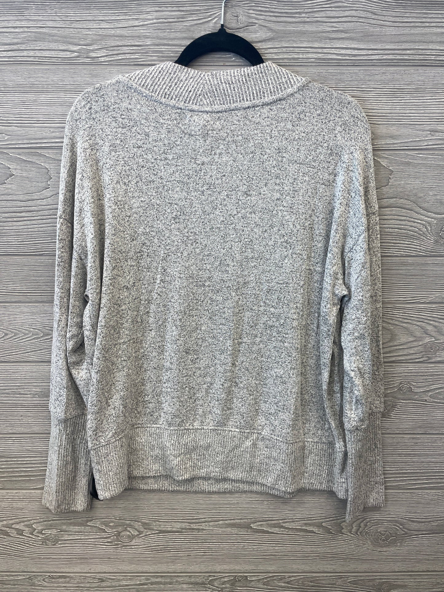 Top Long Sleeve By Maurices In Grey, Size: M