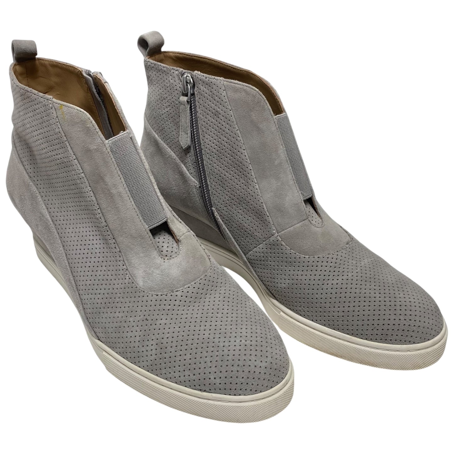 Shoes Sneakers By Clothes Mentor In Grey & White, Size: 10