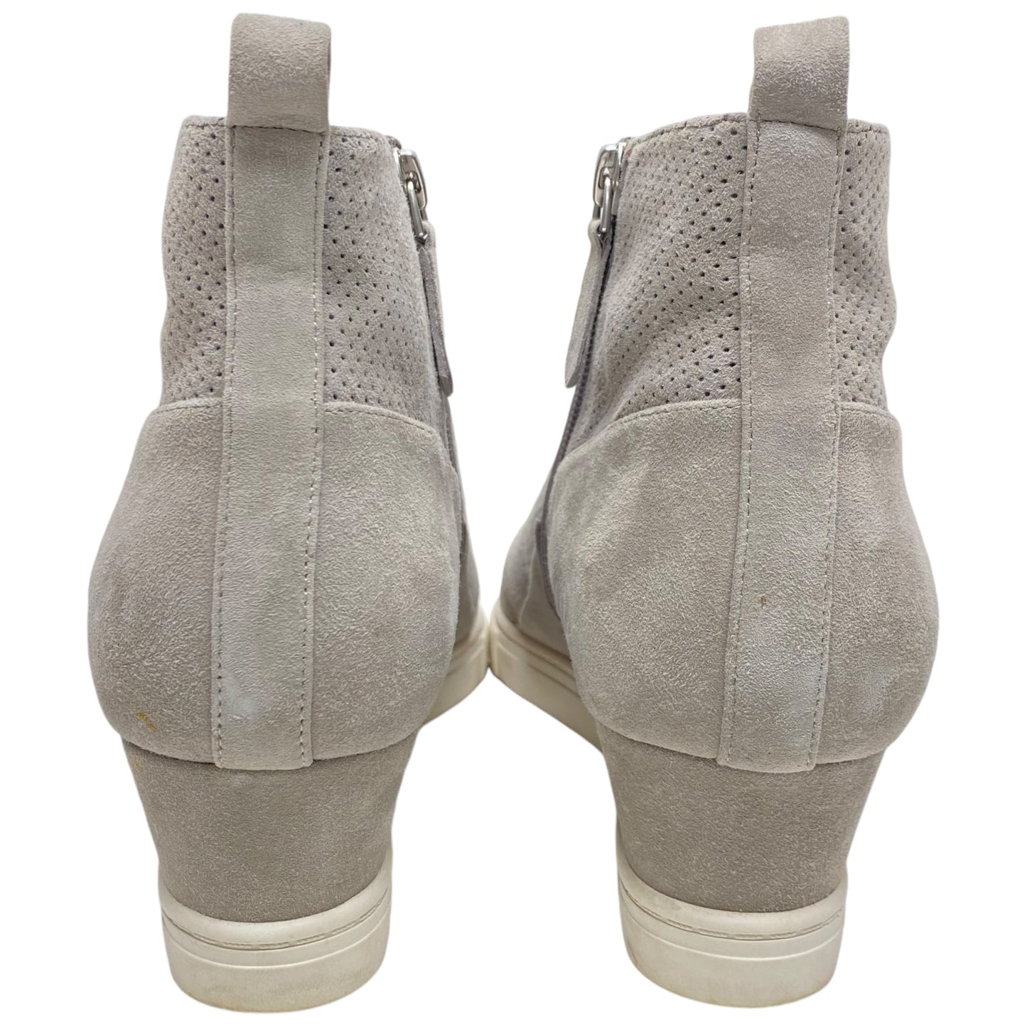 Shoes Sneakers By Clothes Mentor In Grey & White, Size: 10