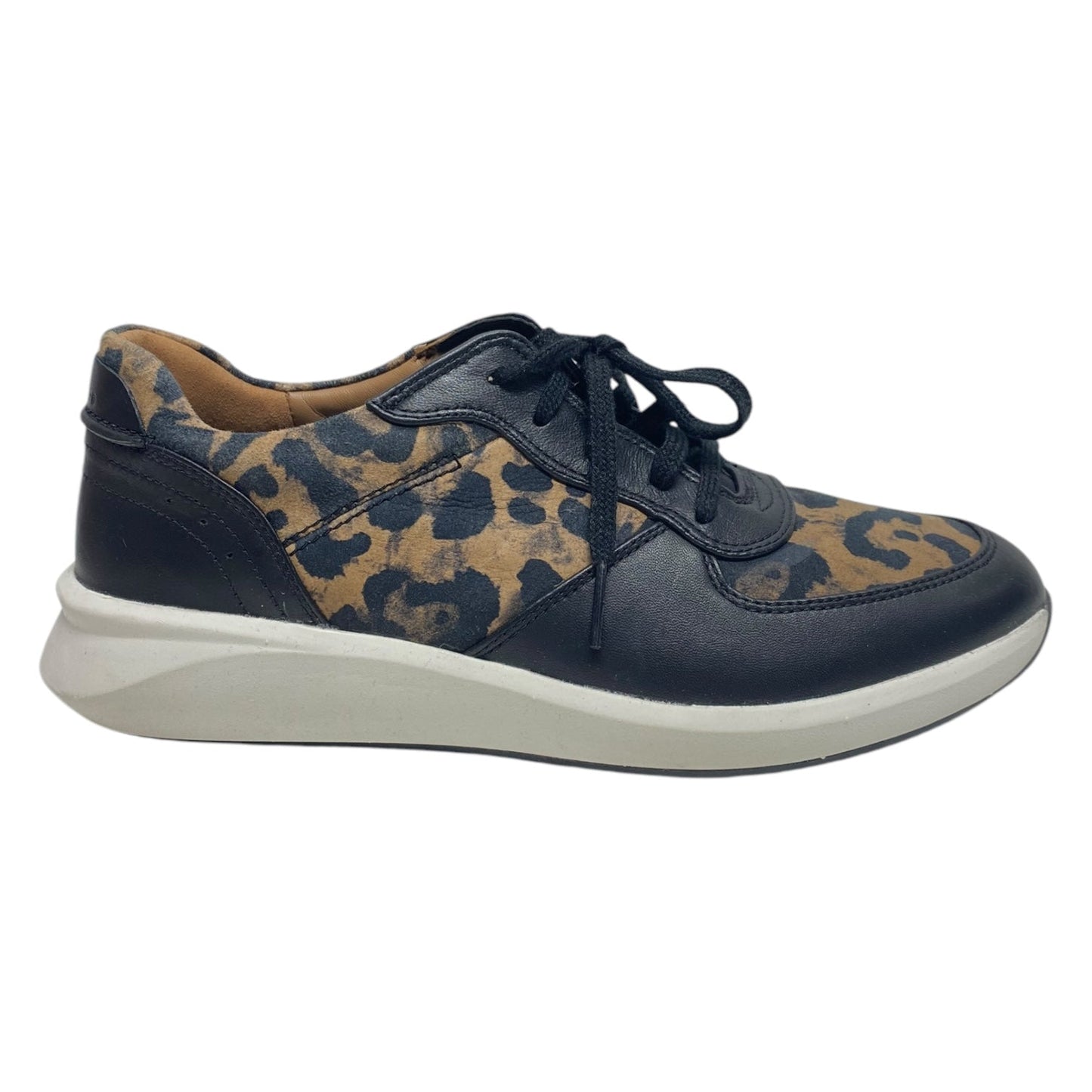 Shoes Sneakers By Clarks In Animal Print, Size: 8.5