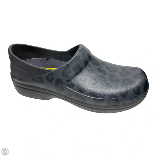 Shoes Flats By Crocs In Black, Size: 9