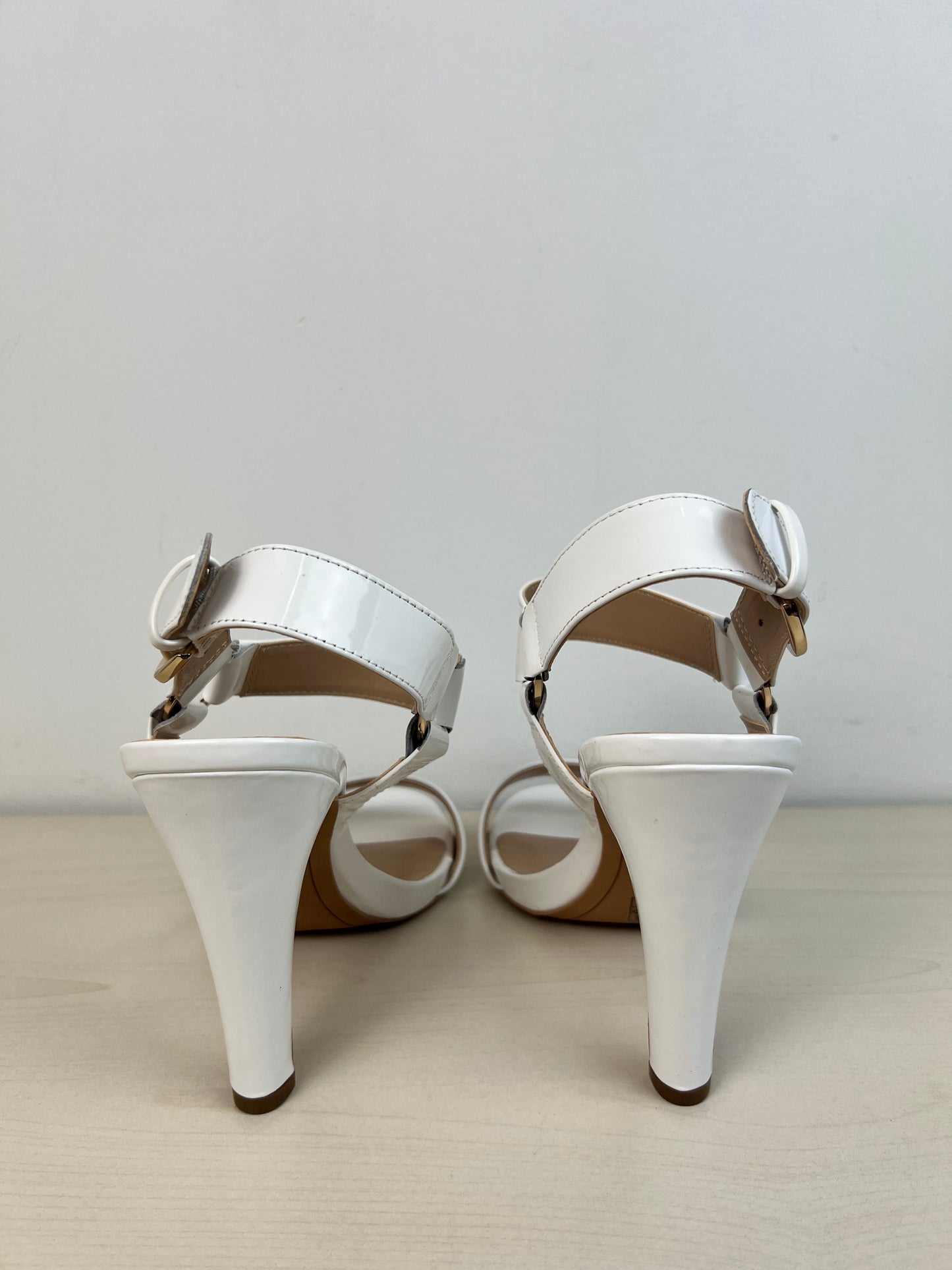 Shoes Designer By Karl Lagerfeld In White, Size: 7.5