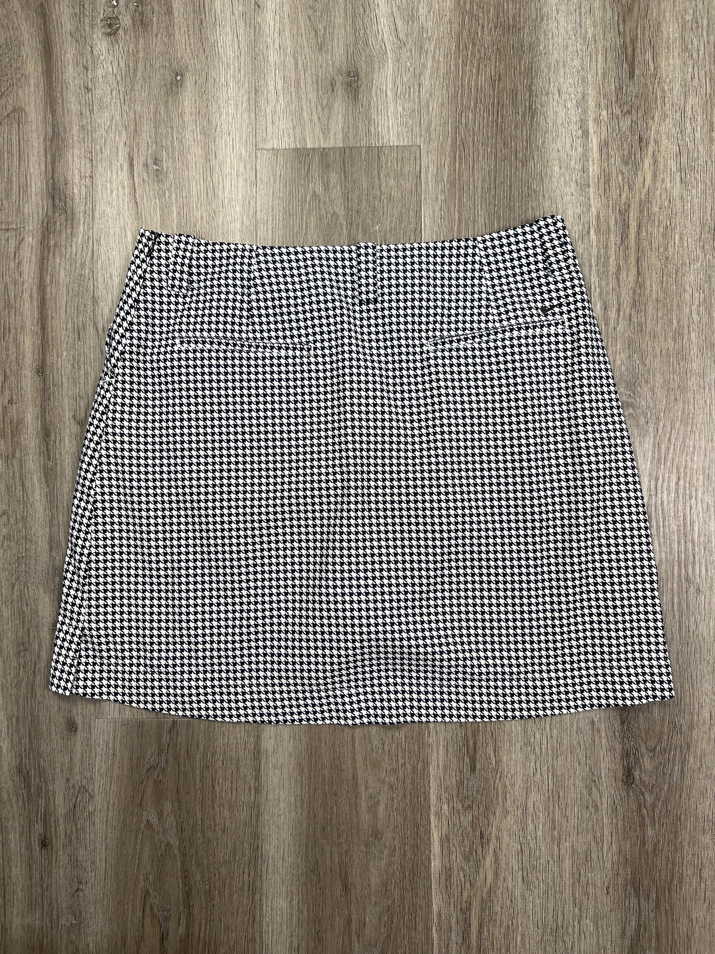 Athletic Skort By Nike Apparel In Black & White, Size: L