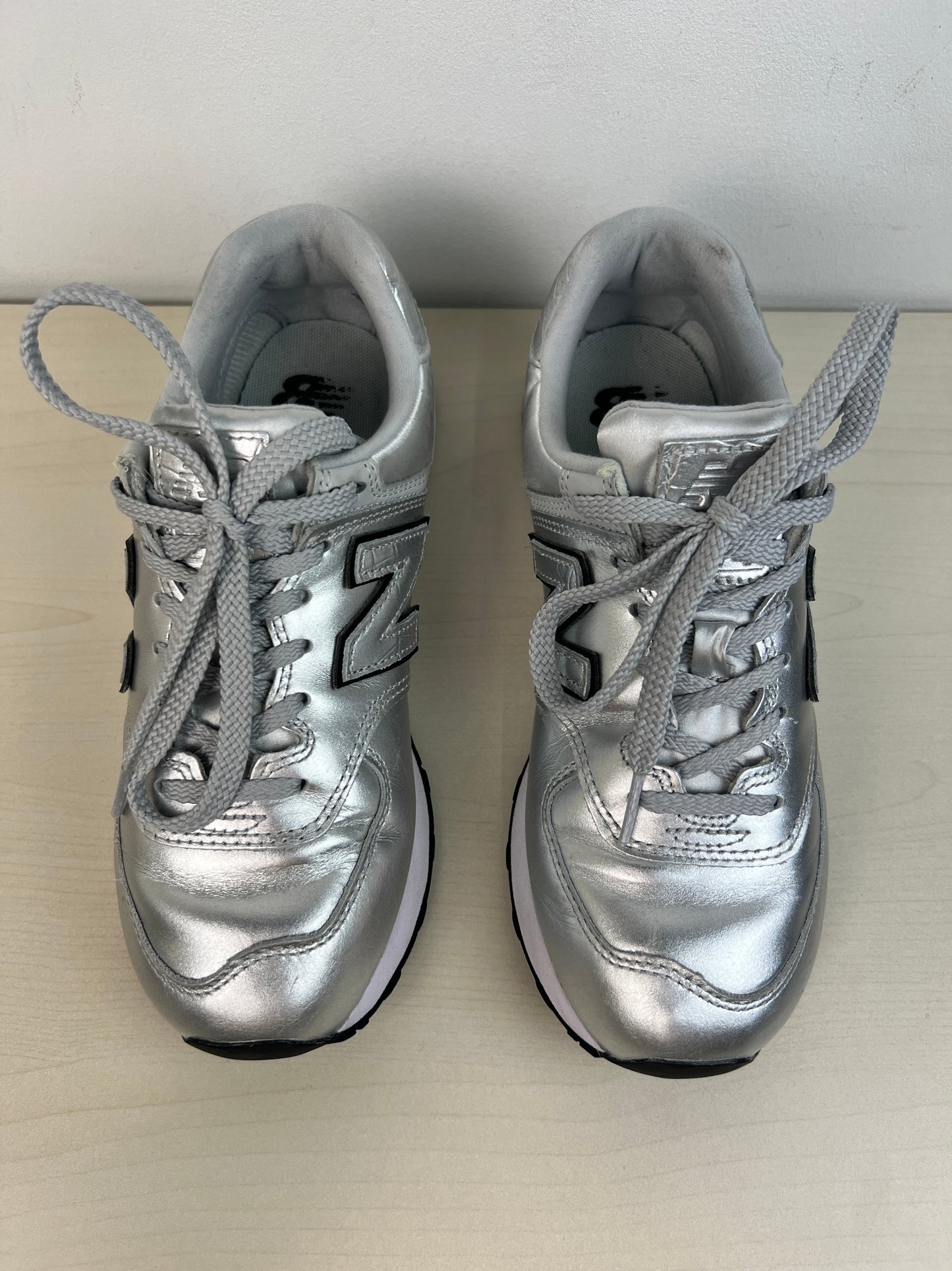 Shoes Sneakers By New Balance In Silver, Size: 7