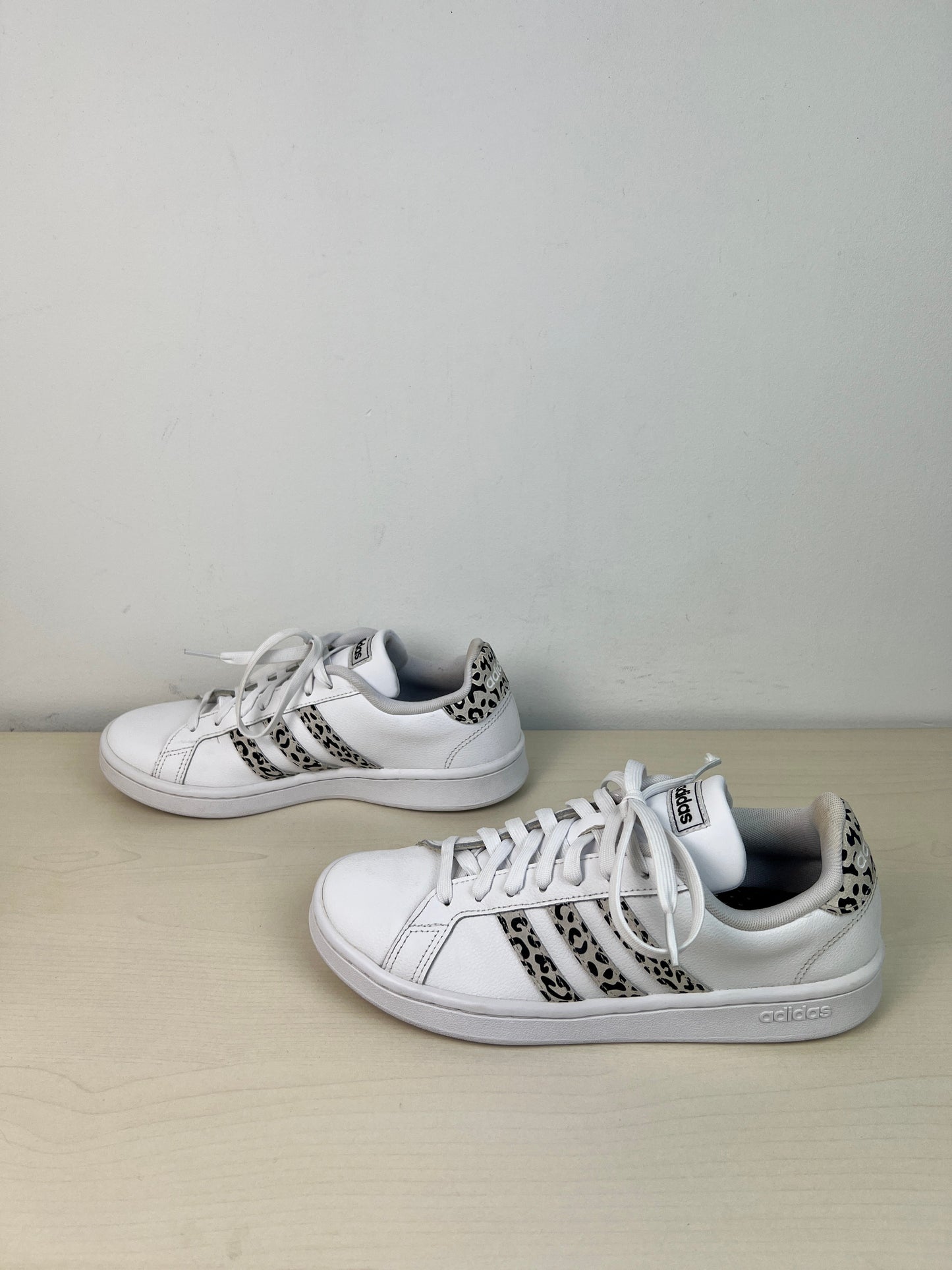 Shoes Sneakers By Adidas In White, Size: 7.5