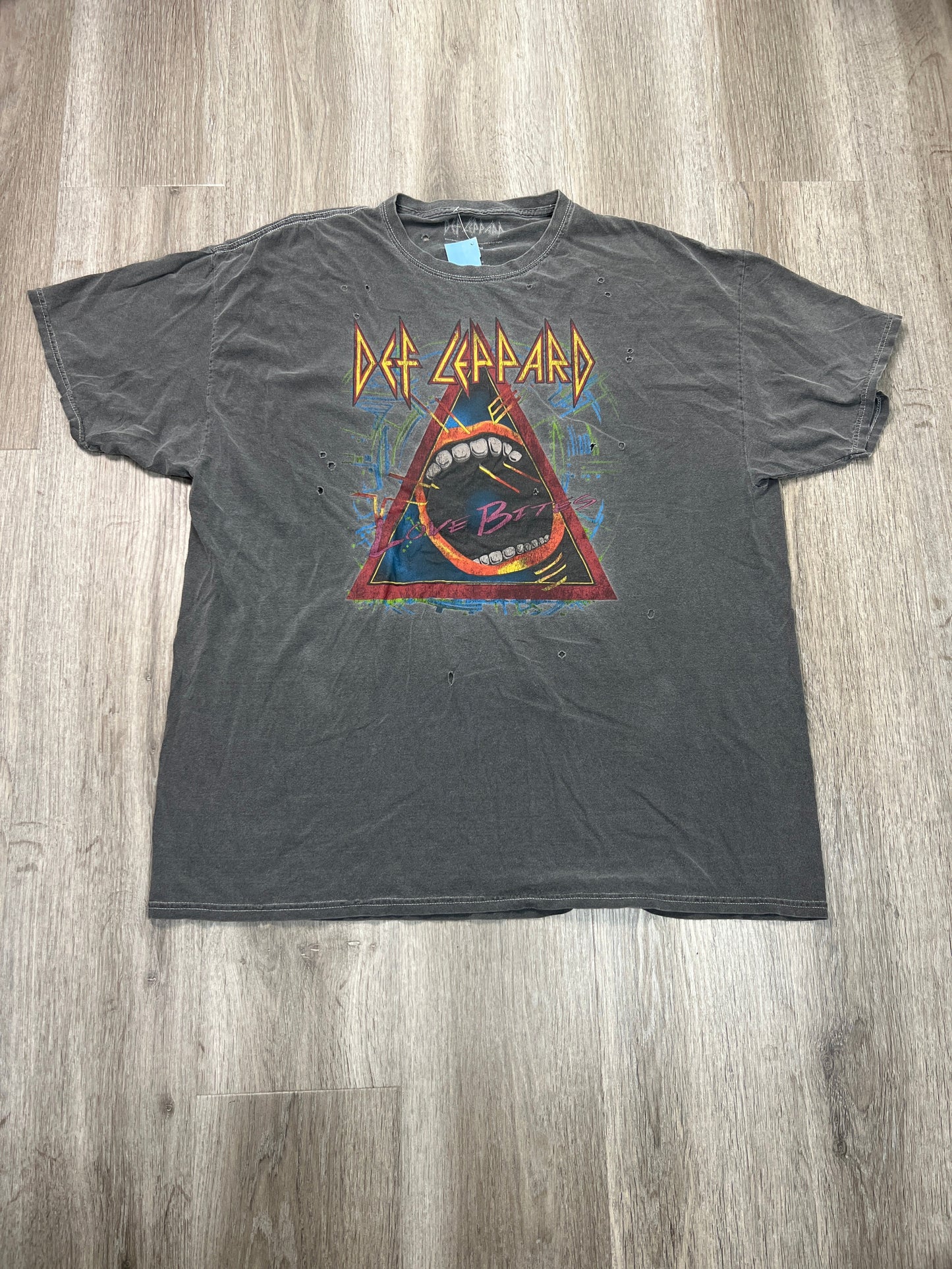 Top Short Sleeve By DEF LEPPARD In Grey, Size: Osfm