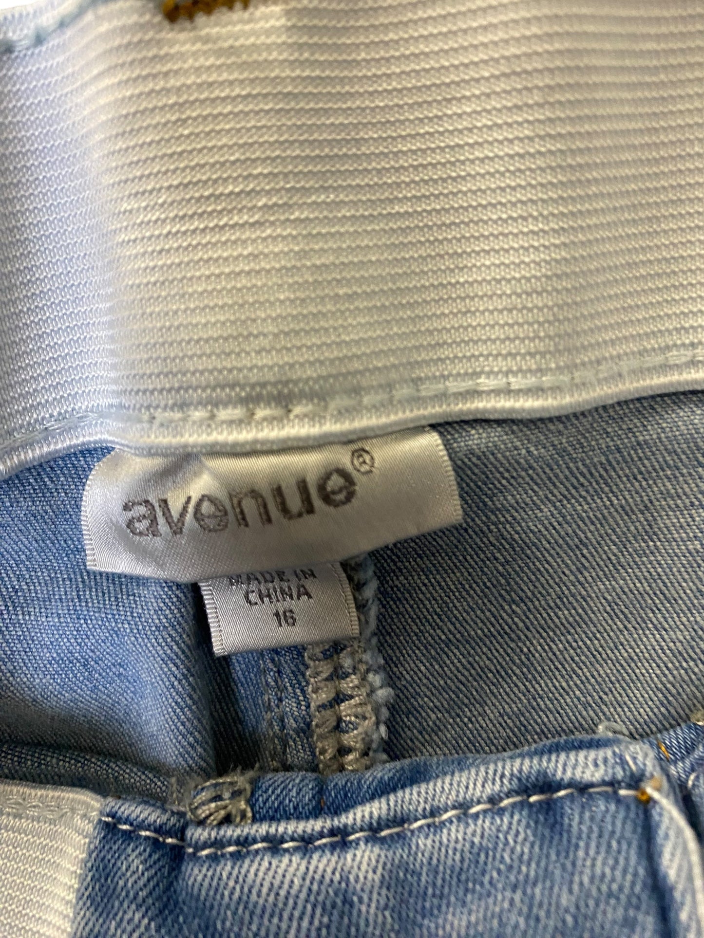 Jeans Cropped By Avenue In Blue Denim, Size: 16