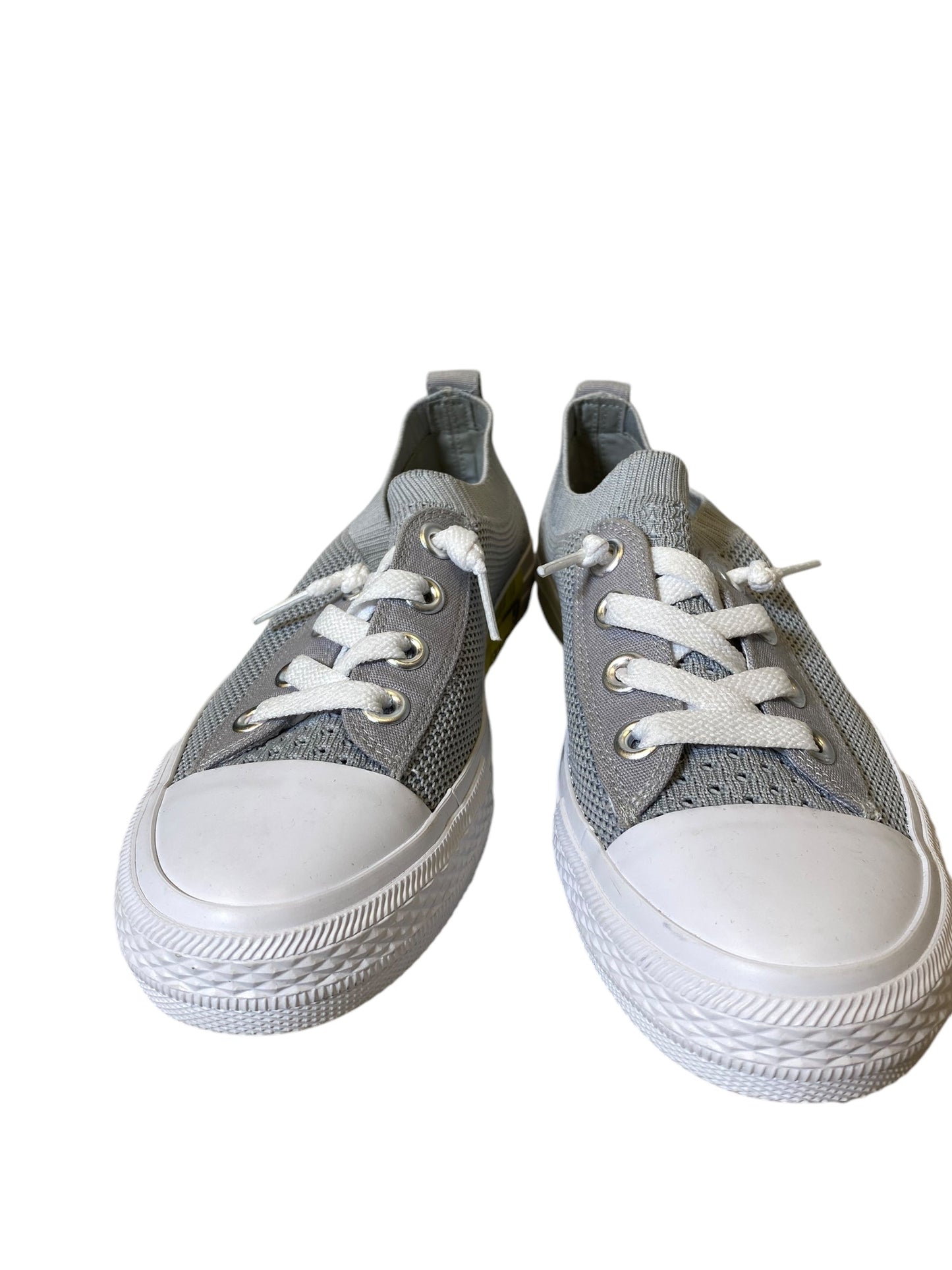 Shoes Athletic By Clothes Mentor In Grey & White, Size: 6