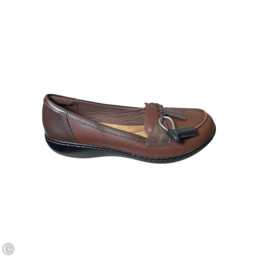 Shoes Flats By Clarks In Brown, Size: 11