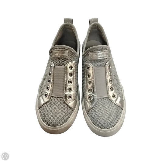 Shoes Sneakers By Guess In Silver, Size: 6.5