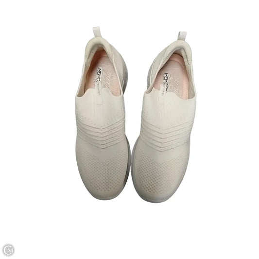 Shoes Sneakers By Skechers In White, Size: 9.5