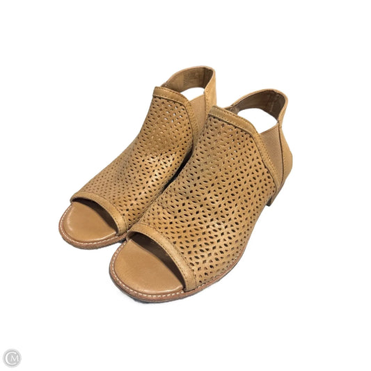 Sandals Flats By Sofft In Tan, Size: 8.5
