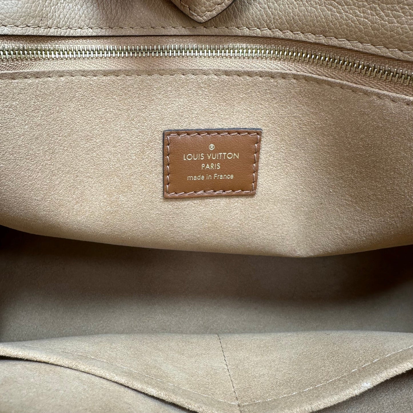 Handbag Luxury Designer By Louis Vuitton, Size: Medium