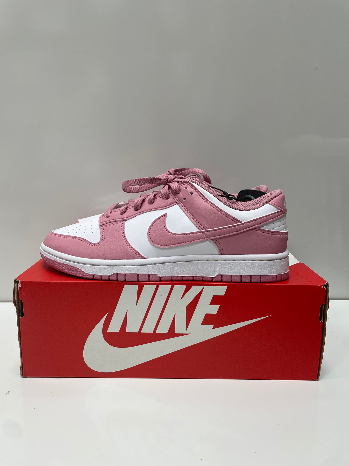 Shoes Sneakers By Nike In Cream & Pink, Size: 10.5