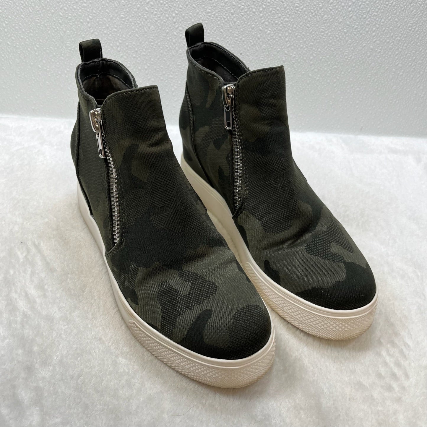 Shoes Sneakers By Steve Madden  Size: 9.5