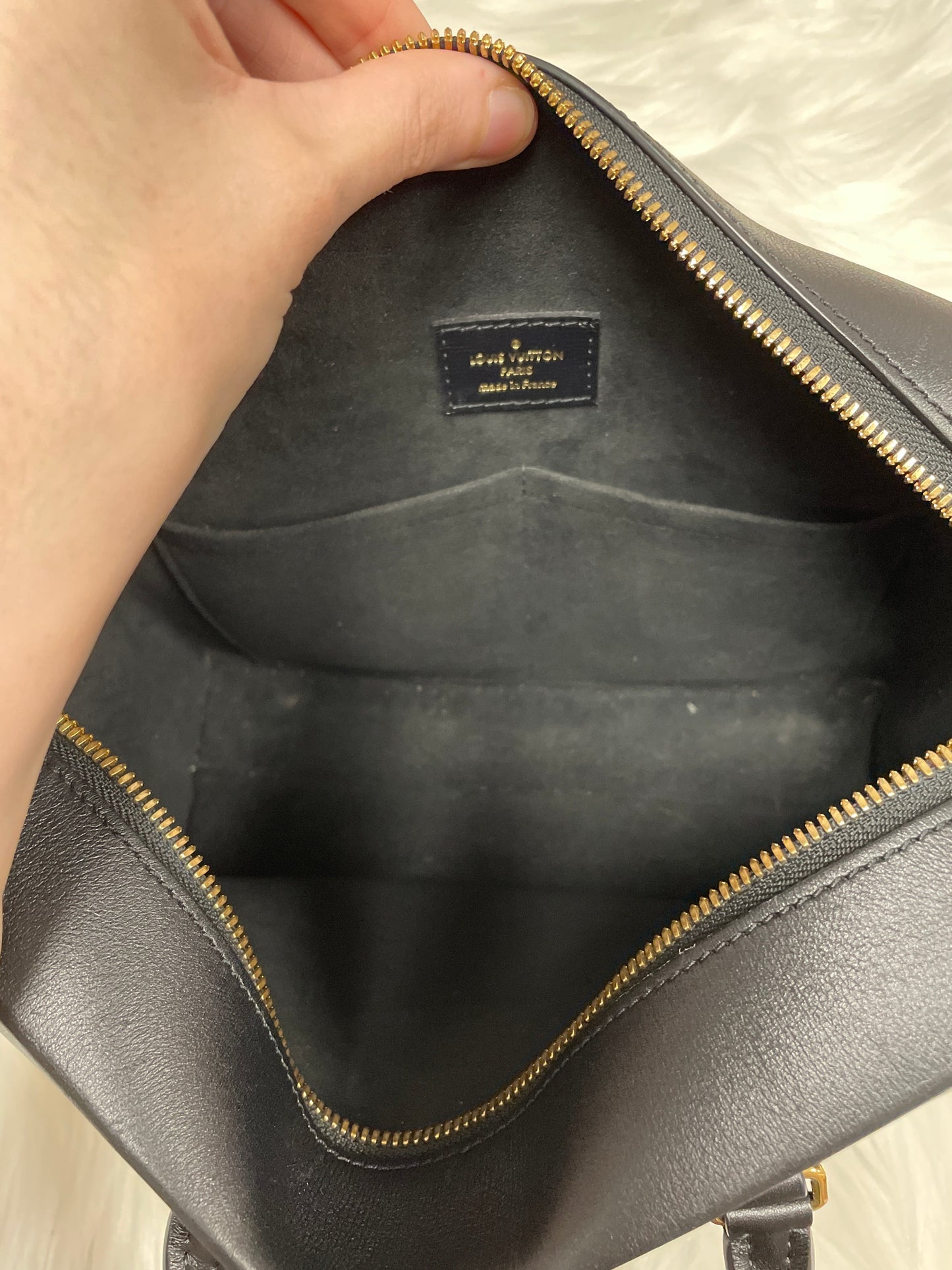Handbag Luxury Designer By Louis Vuitton, Size: Medium