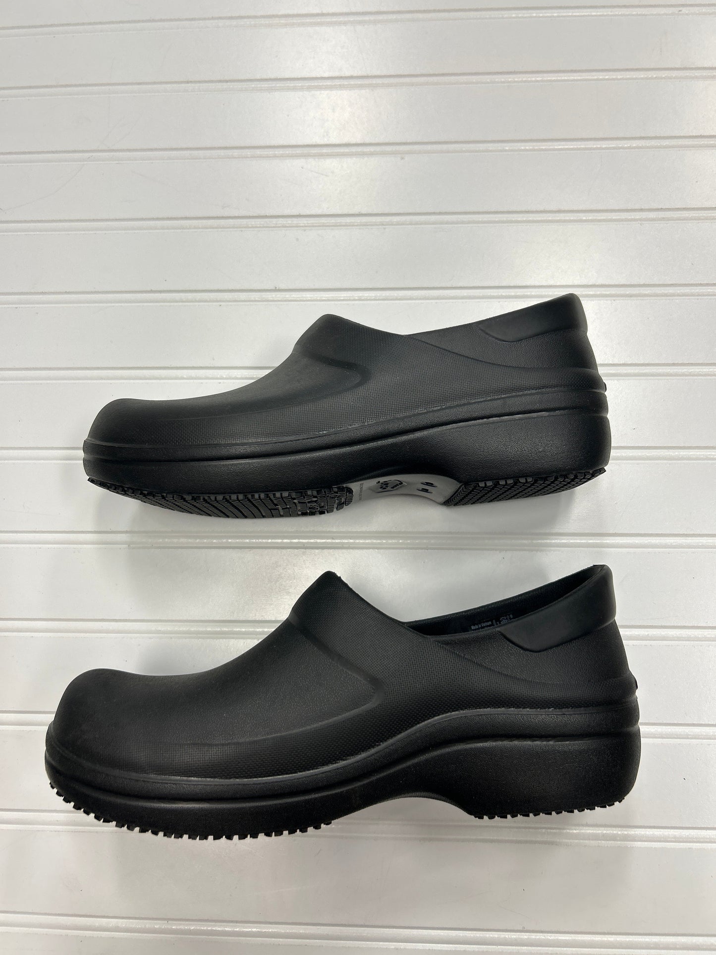 Shoes Flats By Crocs In Black, Size:9