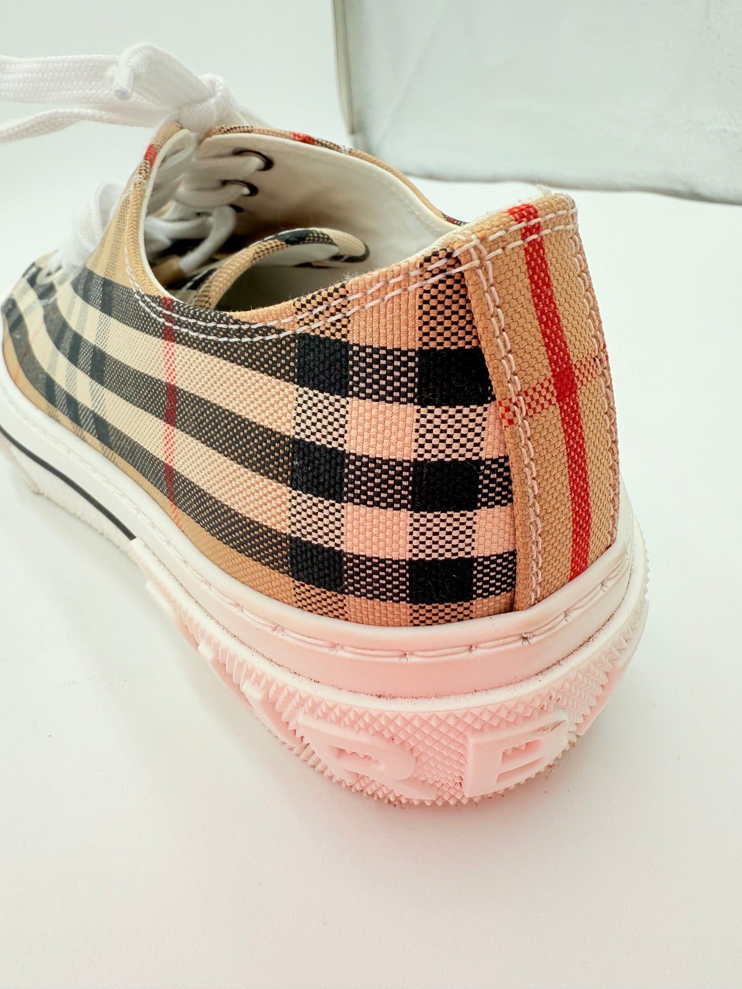 Shoes Luxury Designer By Burberry In Plaid Pattern, Size:8