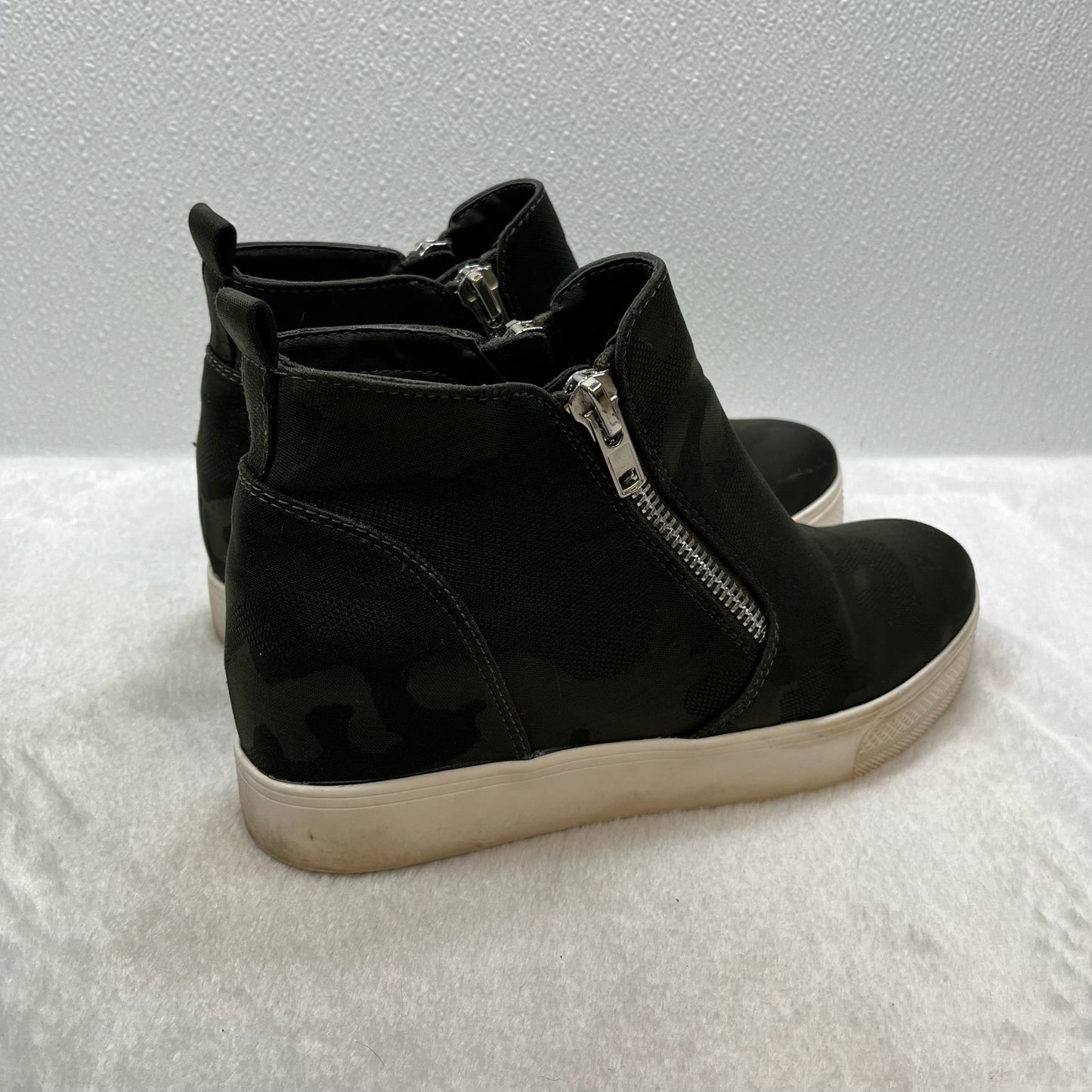 Shoes Sneakers By Steve Madden  Size: 9.5