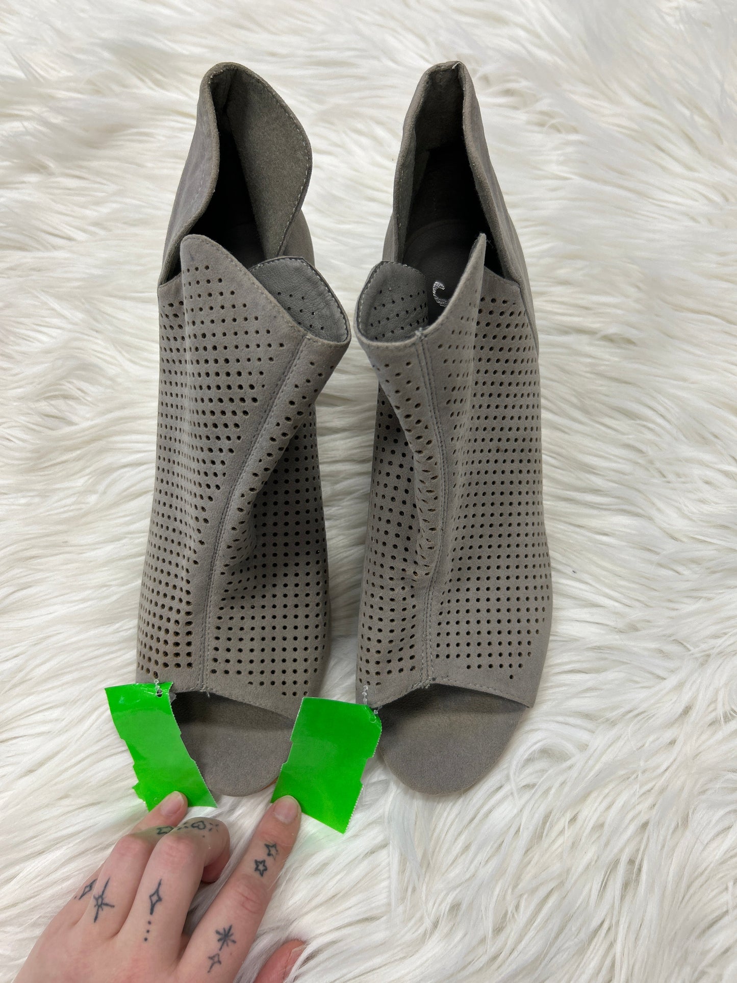 Shoes Heels Wedge By Clothes Mentor In Grey, Size:8.5
