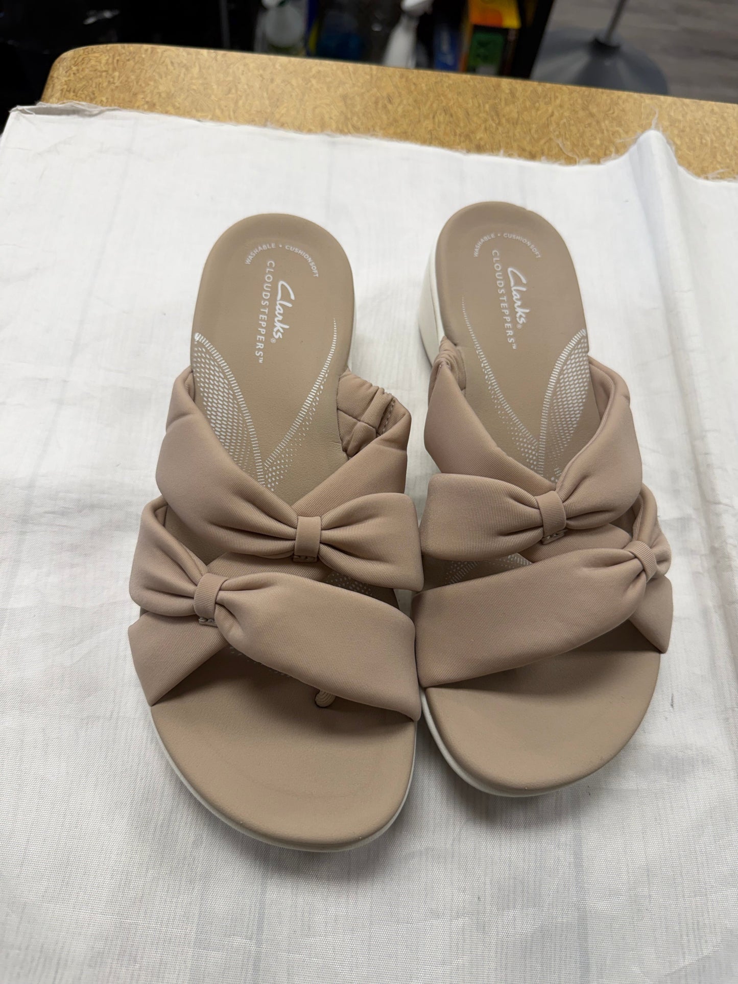 Sandals Flats By Clarks In Cream, Size:9