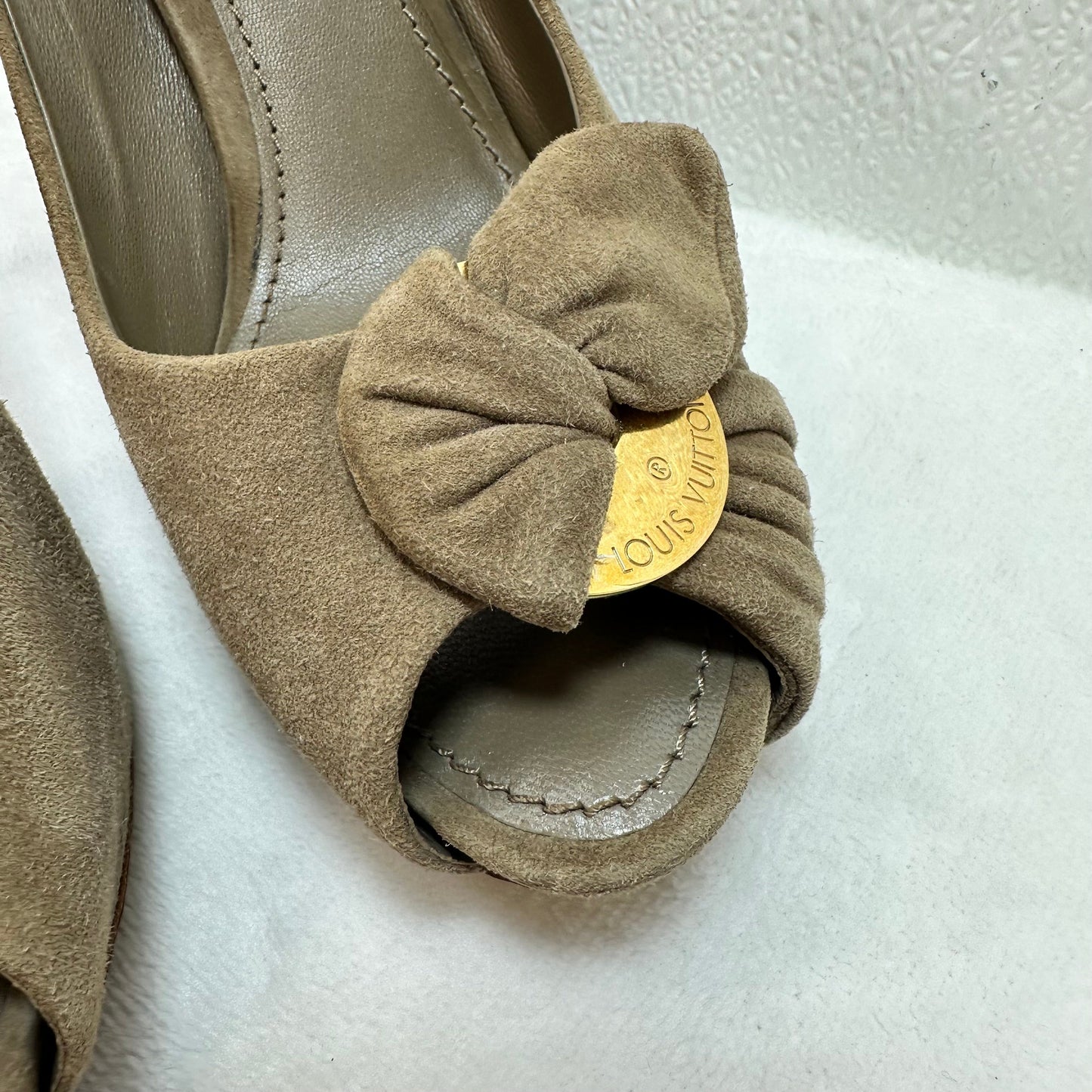Heels Shoes Luxury Designer By Louis Vuitton In Beige, Size: 39 as is