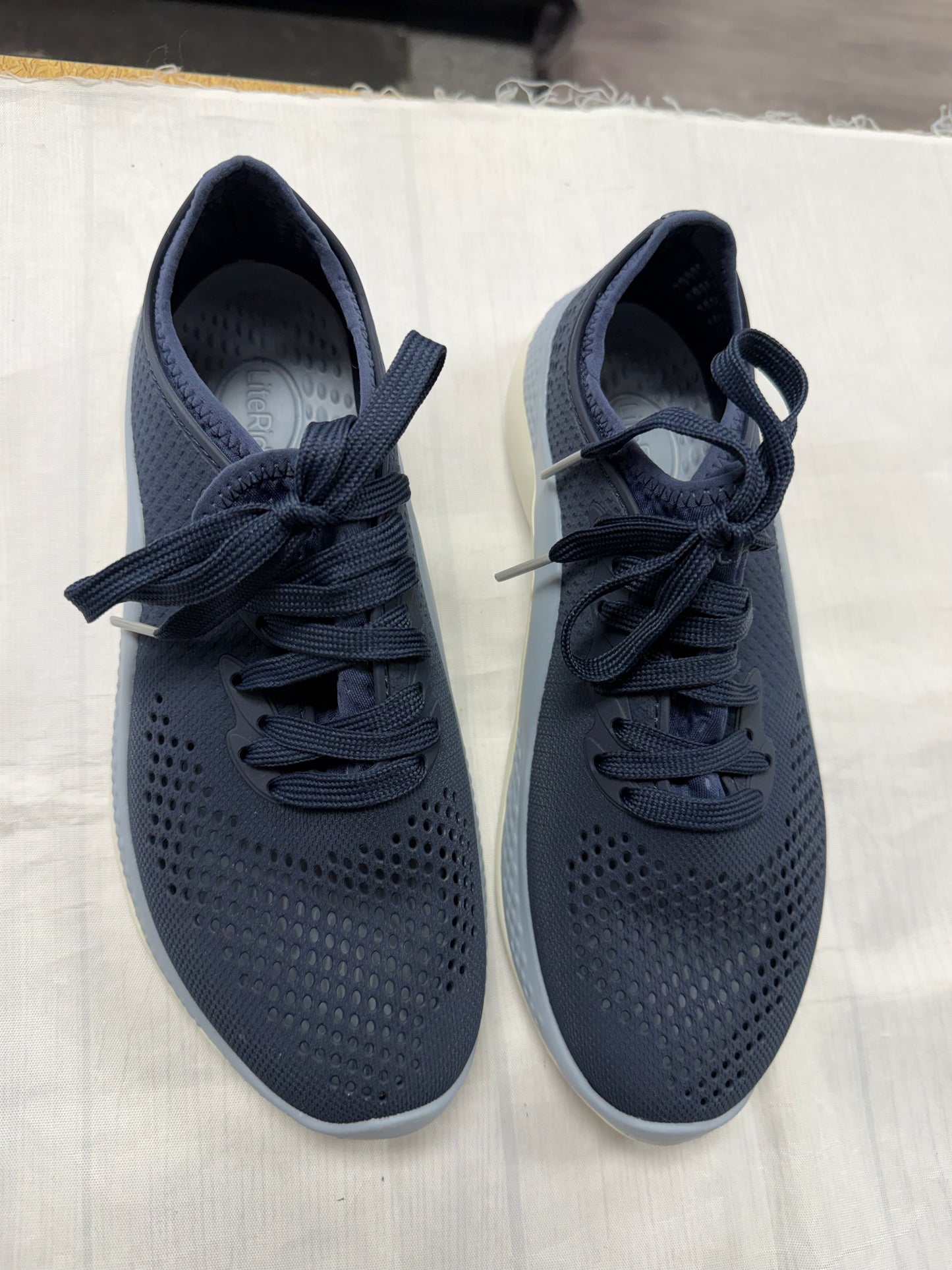 Shoes Athletic By crocs In Blue, Size:8