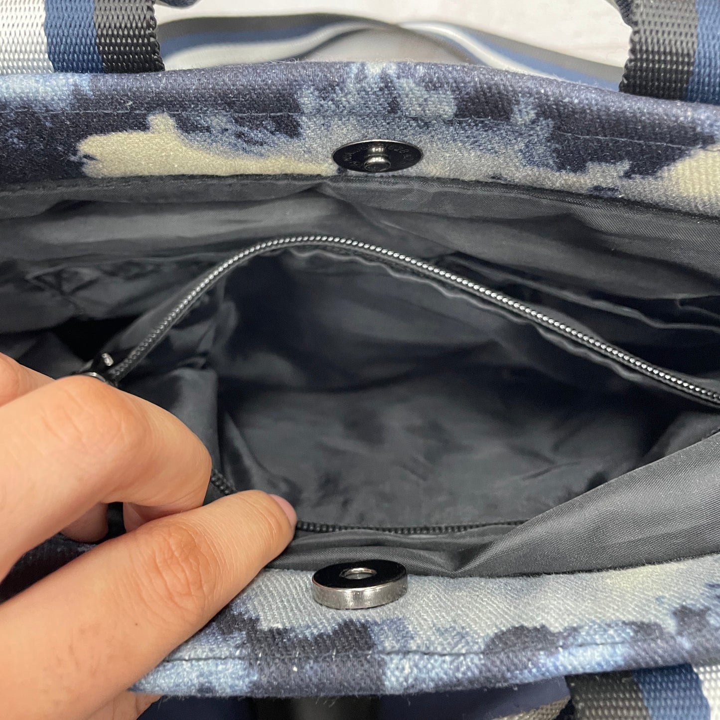 Crossbody By Think Royln, Size: Large