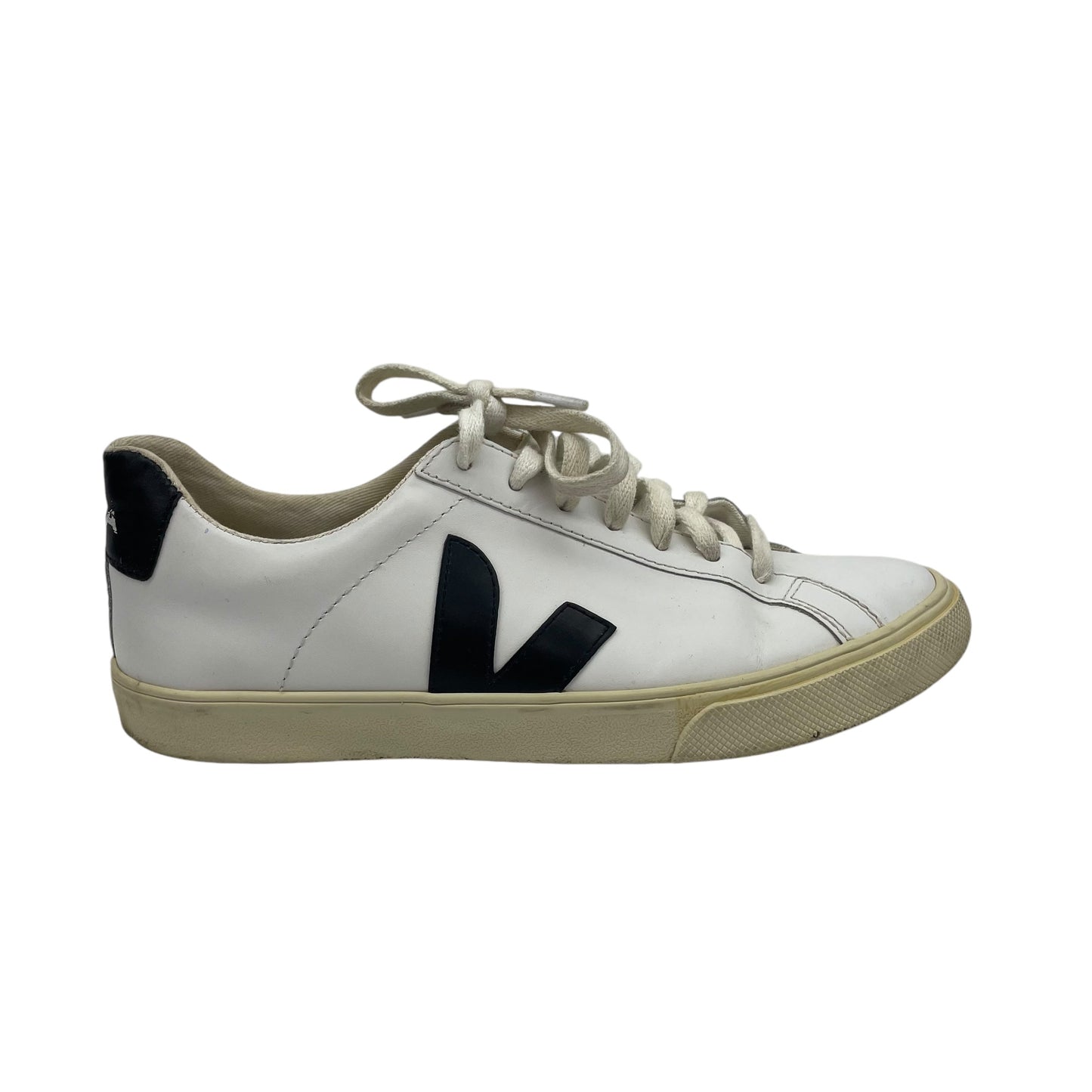 Shoes Sneakers By Clothes Mentor In Black & White, Size:7