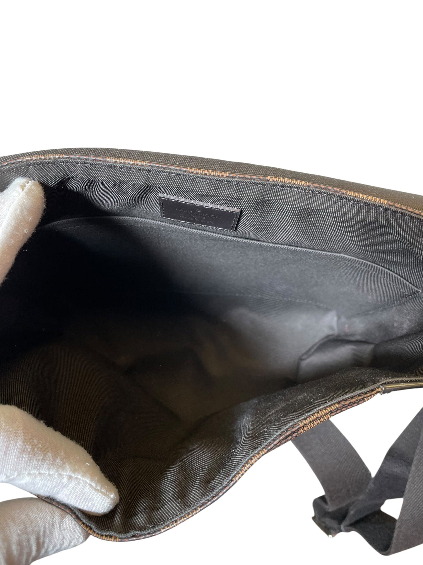 Crossbody Luxury Designer By Louis Vuitton, Size: Medium