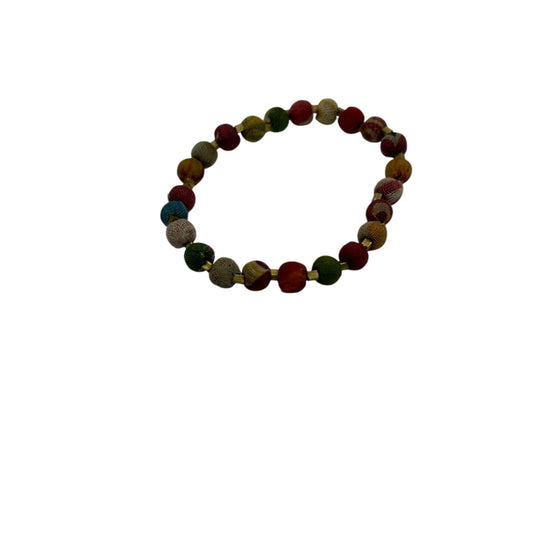 Bracelet Beaded By Clothes Mentor In Green & Red