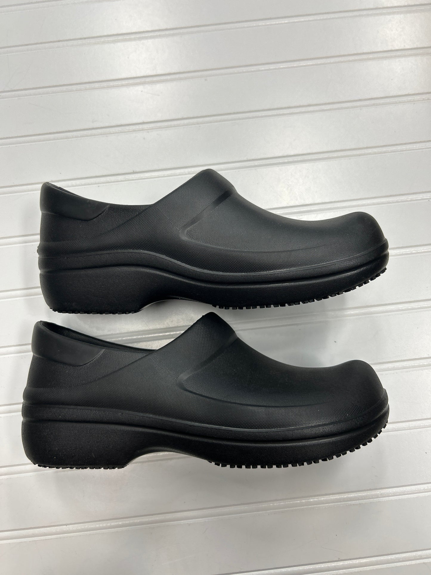 Shoes Flats By Crocs In Black, Size:9