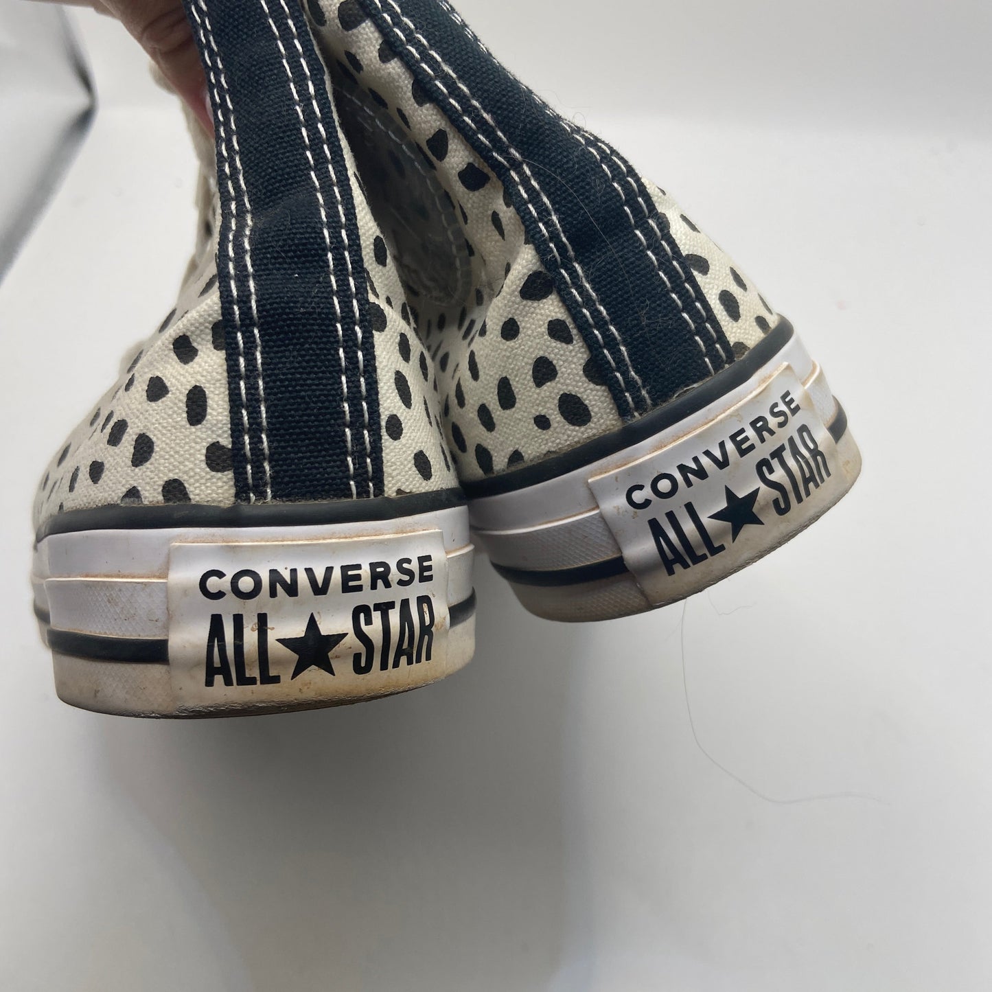 Shoes Sneakers By Converse In Cream, Size: 7