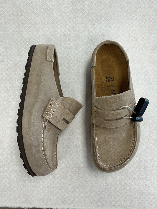 Shoes Flats By Birkenstock In Tan, Size:6