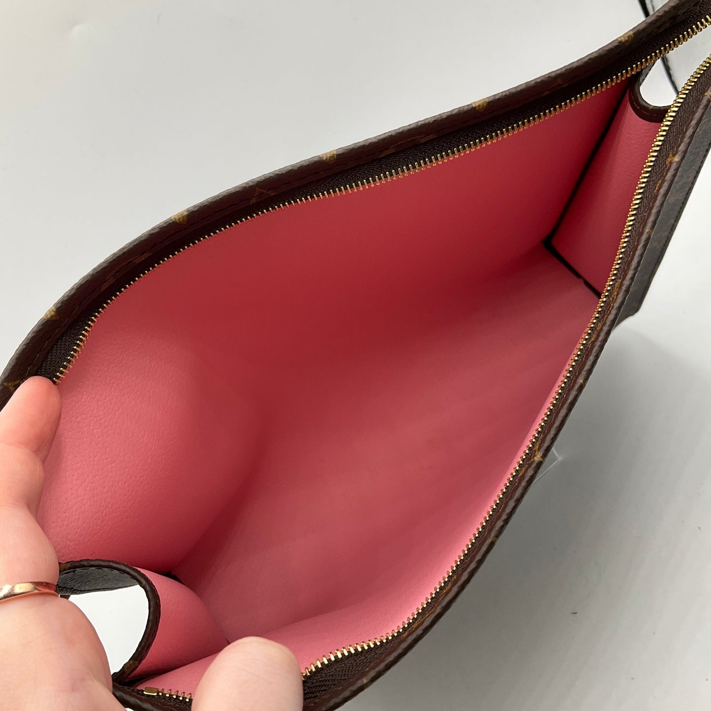 Makeup Bag Luxury Designer By Louis Vuitton, Size: Large