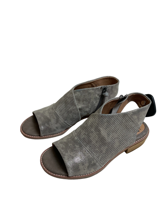 Sandals Flats By Sofft In Bronze, Size:6.5