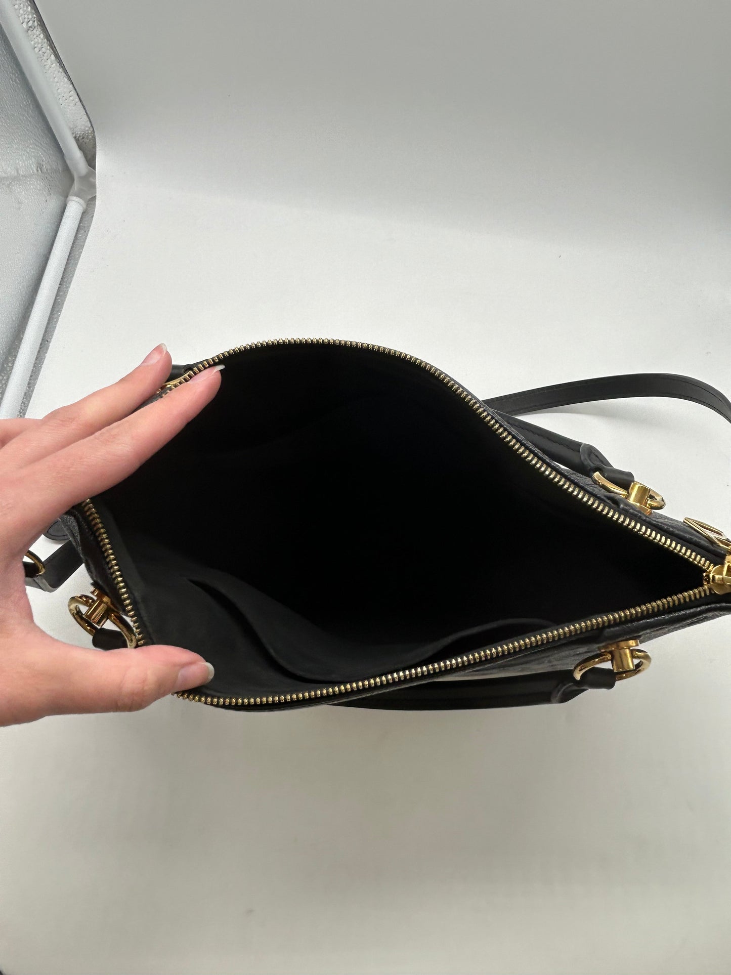 Handbag Luxury Designer By Louis Vuitton, Size: Medium