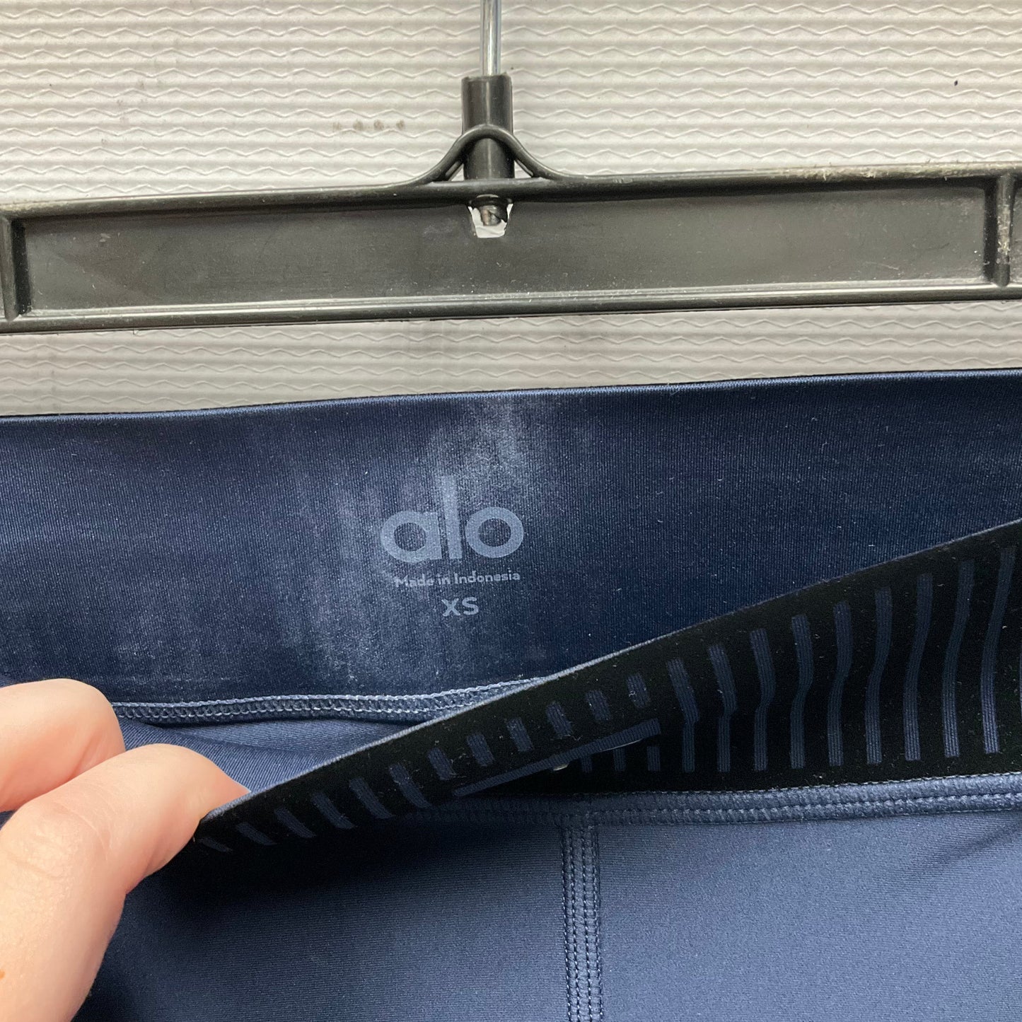 Athletic Leggings By Alo In Navy, Size: Xs