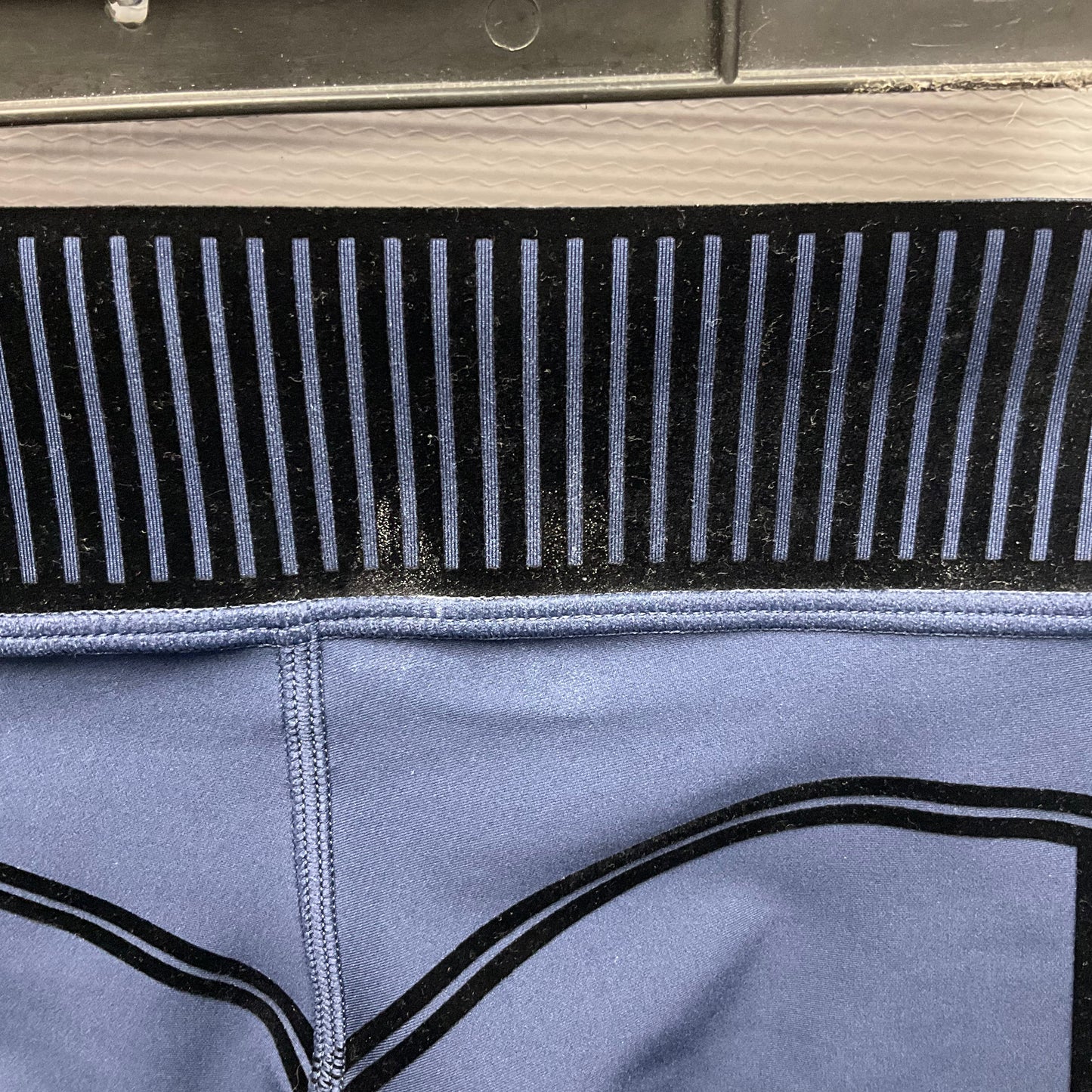 Athletic Leggings By Alo In Navy, Size: Xs