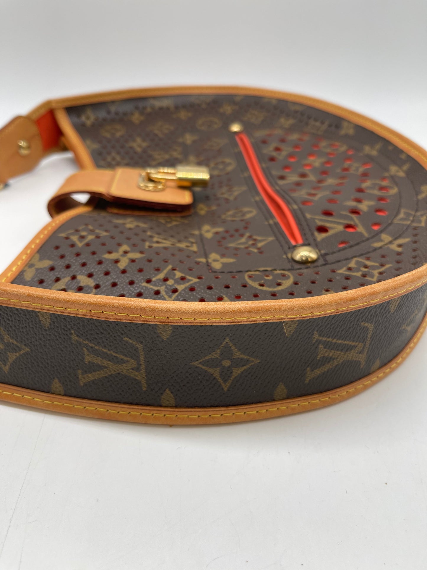 Handbag Luxury Designer By Louis Vuitton, Size: Medium