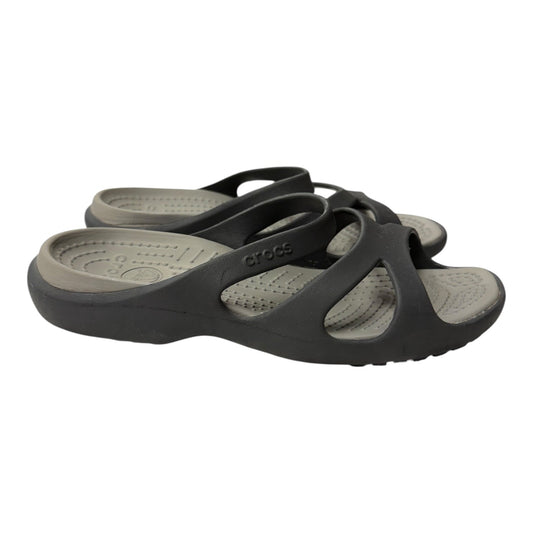 Sandals Flats By Crocs In Grey, Size:6