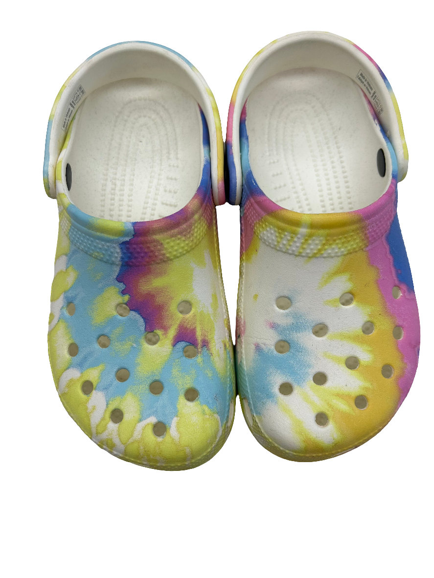 Shoes Flats By Crocs In Multi-colored, Size: 6