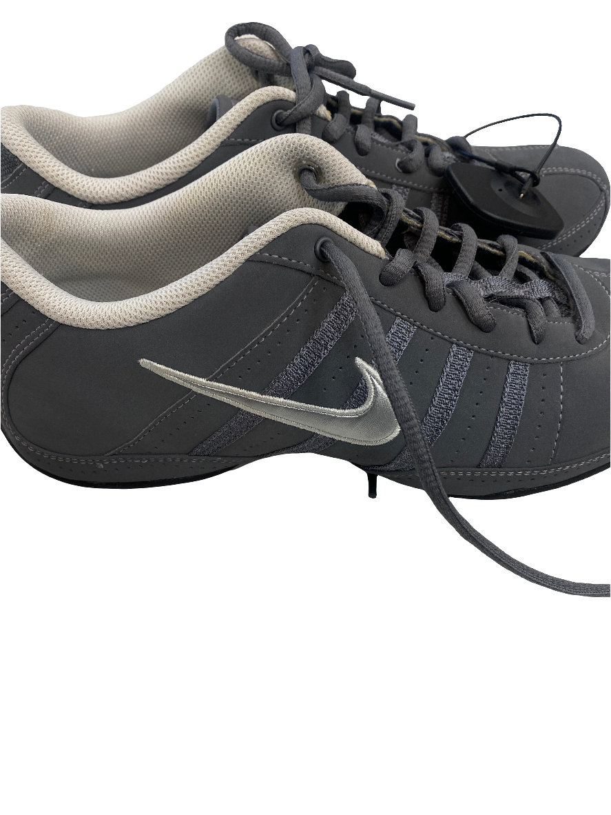 Shoes Athletic By Nike Apparel In Grey, Size: 8