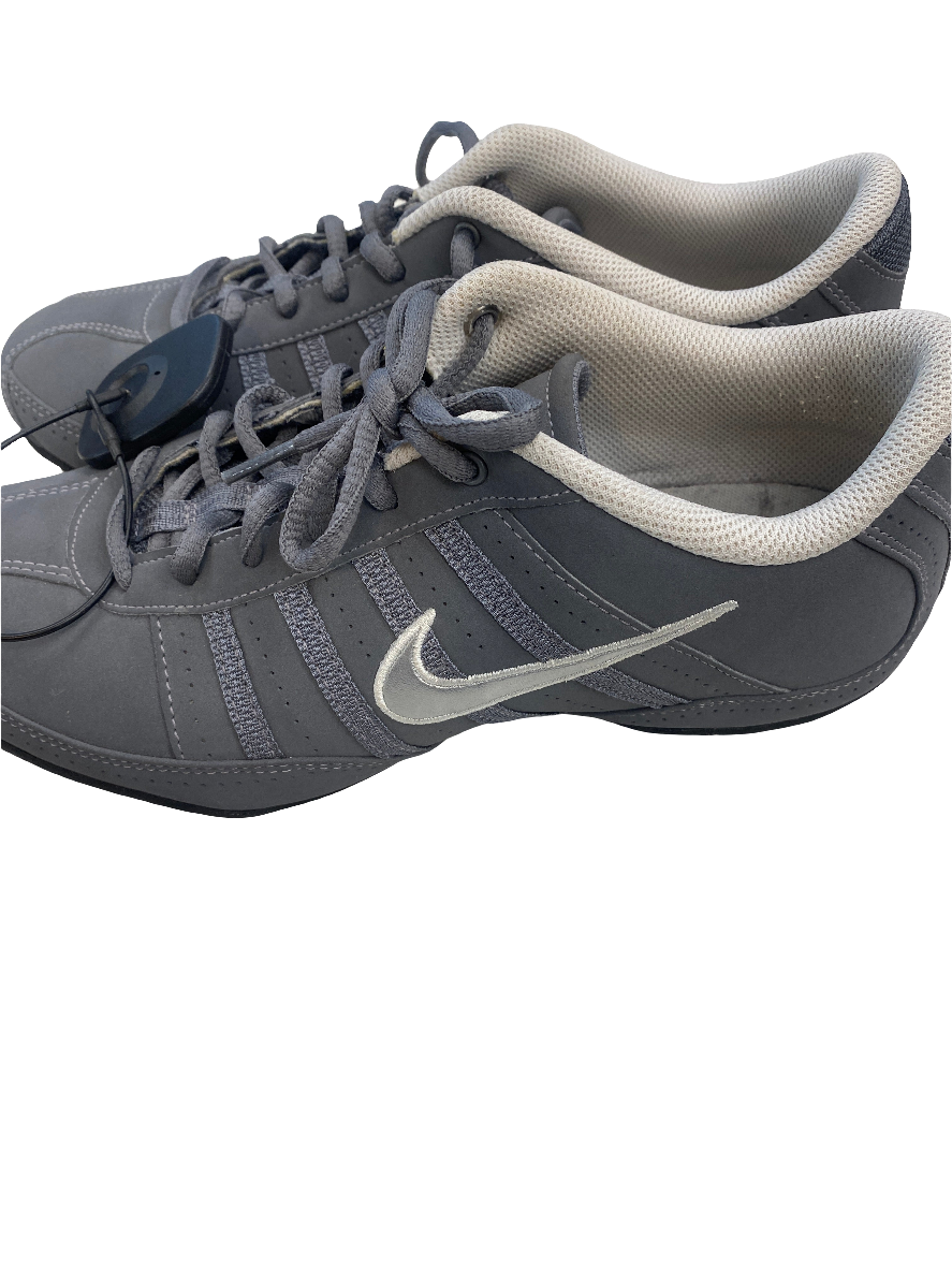 Shoes Athletic By Nike Apparel In Grey, Size: 8